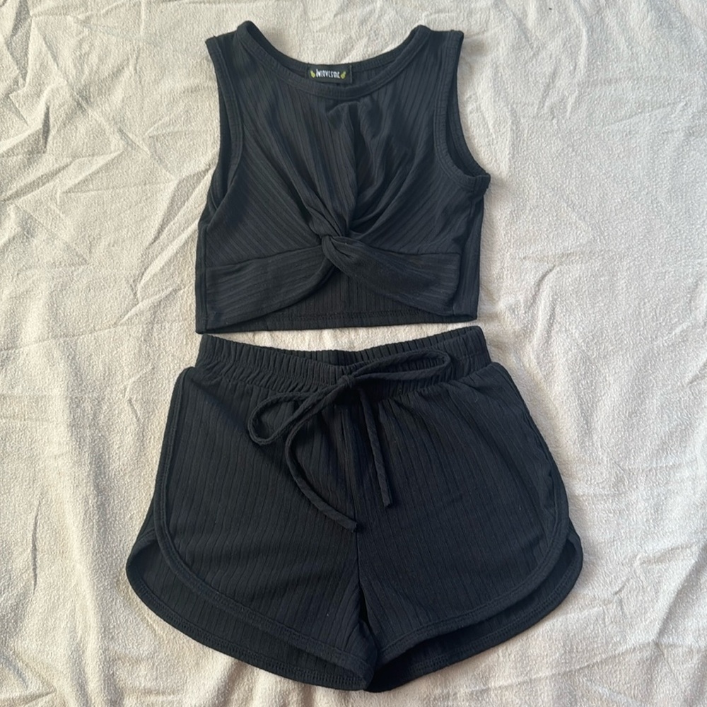 4/$20  Black 2 piece set.